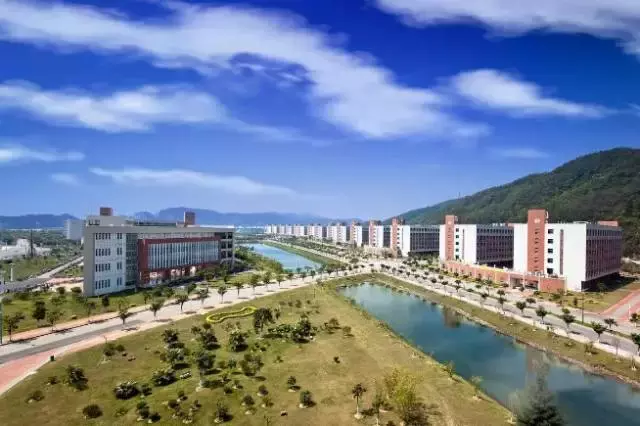 广东最坑爹vs最壕的大学宿舍！你们感受一下，这区别扎心了