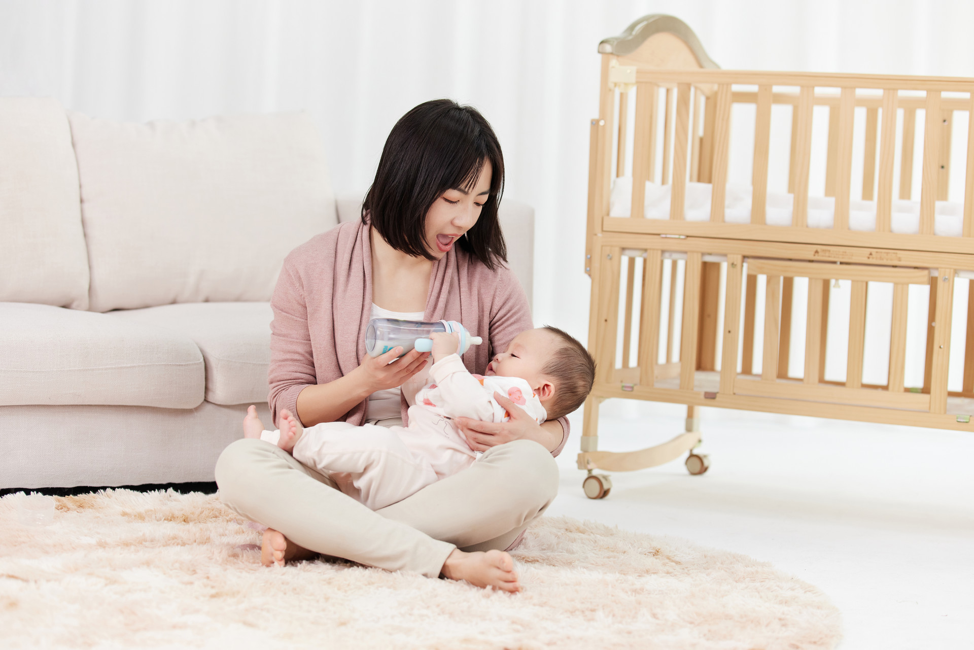 新生儿喝不饱会影响智商！孩子出现这些症状，妈妈不能等马上加奶