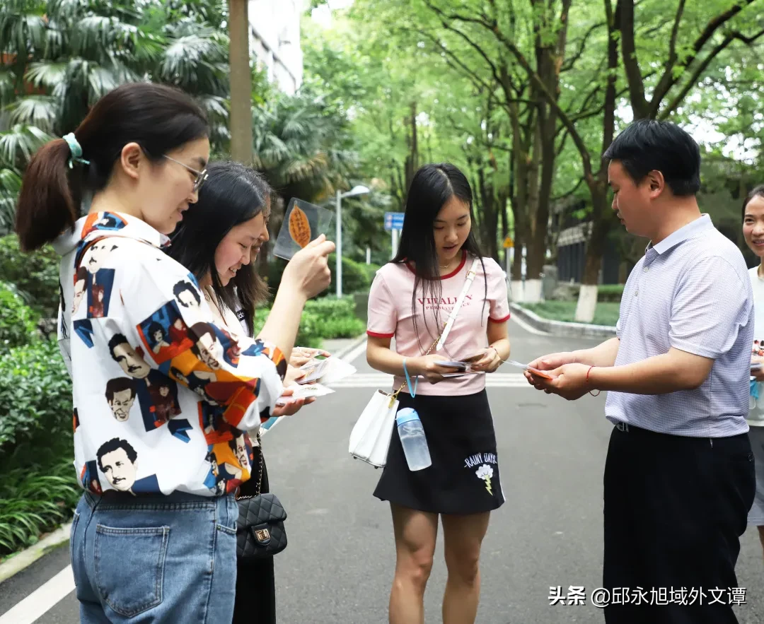 四川某高校班主任耗时2月自制357份毕业礼物，大学各有各的妖娆