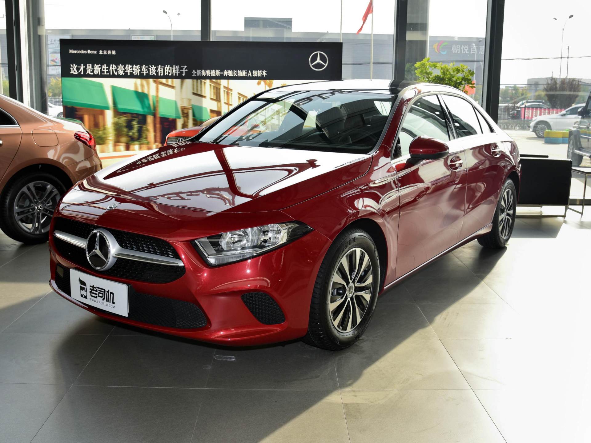 实拍奔驰入门车:油耗5.3l,最低配19万,网友:a3买早了