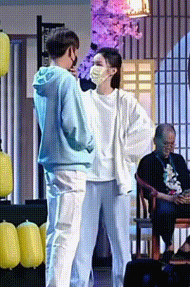 “浪浪钉”成背景板了？周也马闻远CP感爆棚！这眼神真不是在谈吗