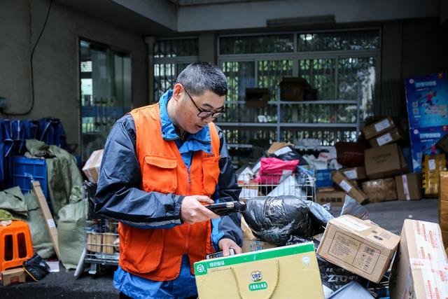上猫晚赢马云的快递小哥，哪里不一般？