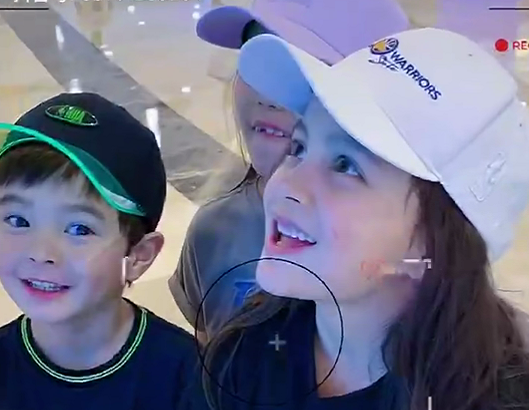 马雅舒与混血儿女幸福合照，8岁米雅长成妈妈翻版，爱登又酷又帅