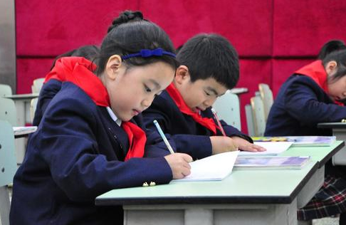 小学生数学题难倒家长，公交车往哪边开？车体完全对称该咋判断？