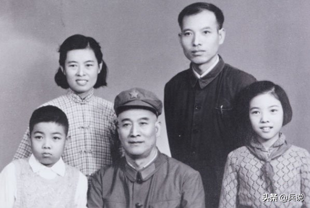 红军卫生部长本应授中将，因两个问题被点名，3年后才补授军衔