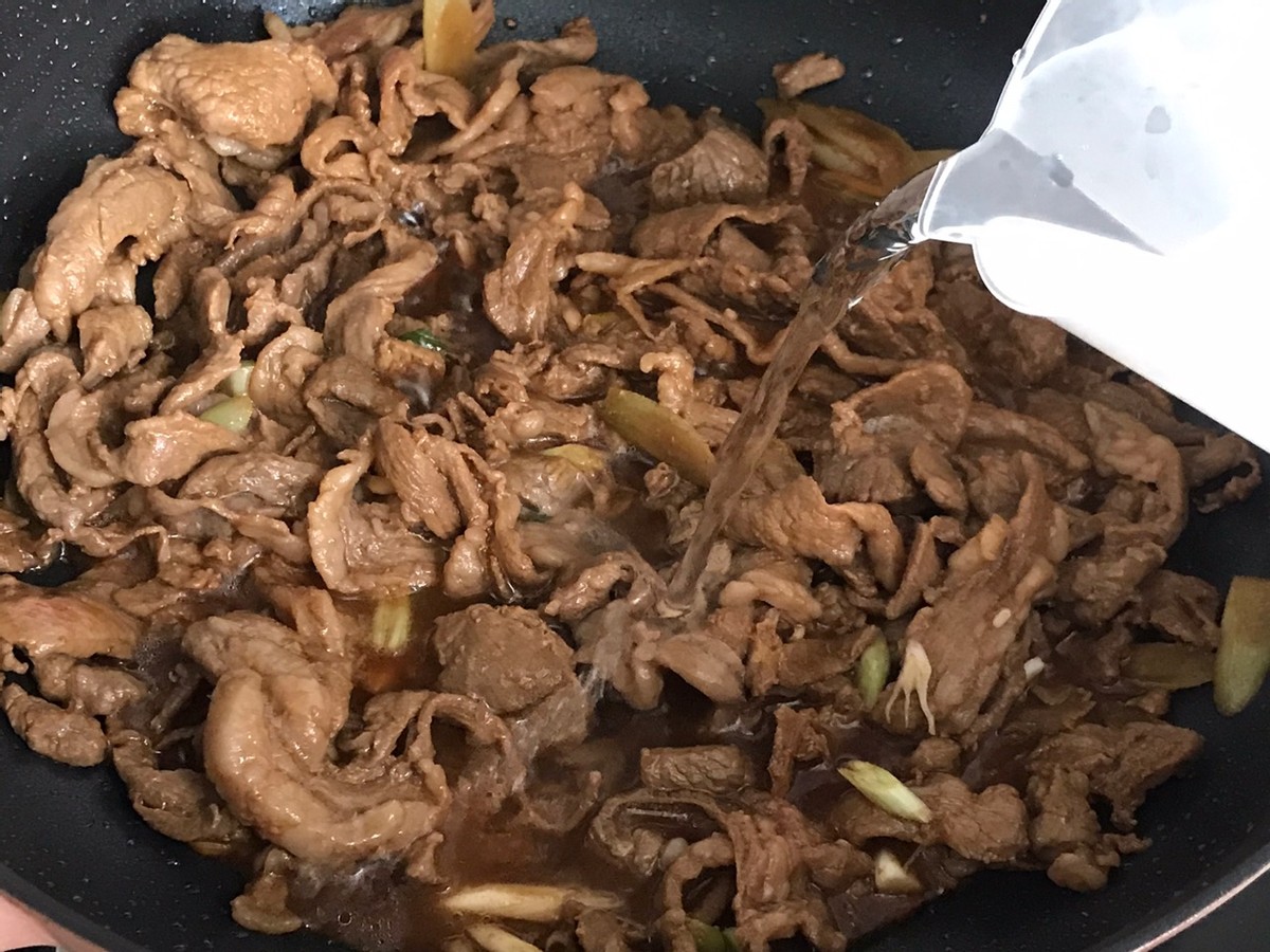 羊肉面条的做法家常（教你做简单快手汤鲜肉嫩的羊肉面）