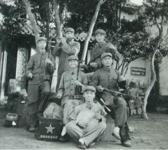 1945年，14岁少女虚报年龄乔装成男孩参军，立下特等功，后来咋样