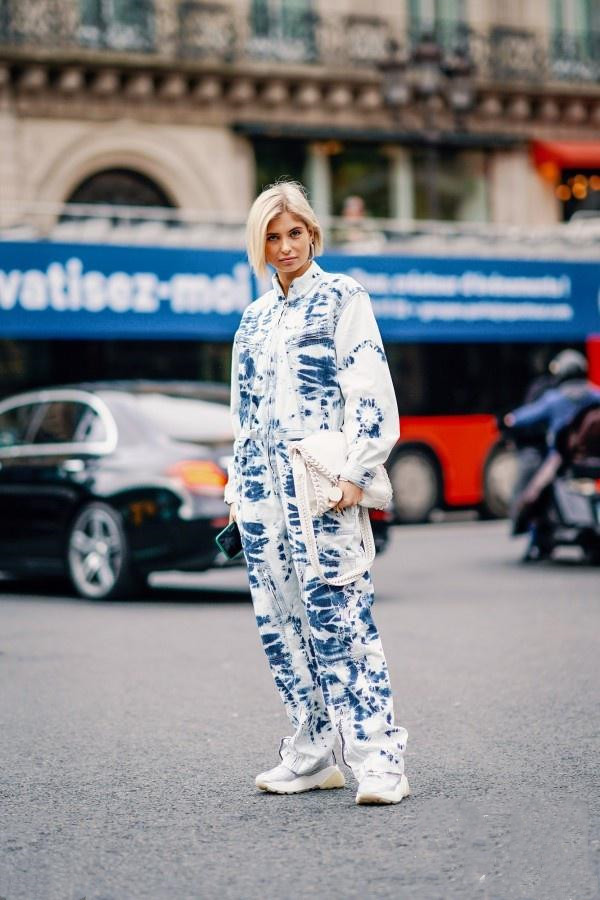 全身都穿着扎染服装就像"行走的大染缸"一样的风格真的是凡人无法驾