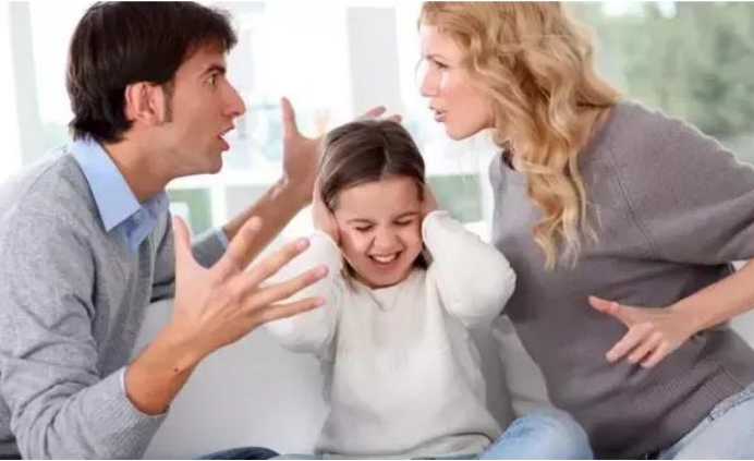 “天价校服”2000多一套，不到半年就褪色变形，学校回复惹争议