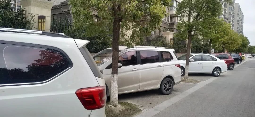 違規(guī)停車致人死亡遭巨額索賠，車主是否要負(fù)責(zé)？保險公司賠不賠？