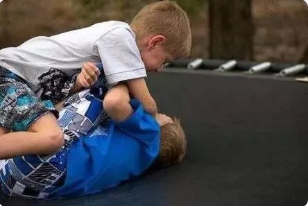 儿子在幼儿园遭受霸凌，机智爸爸这样应对，家长看后盛赞：高情商