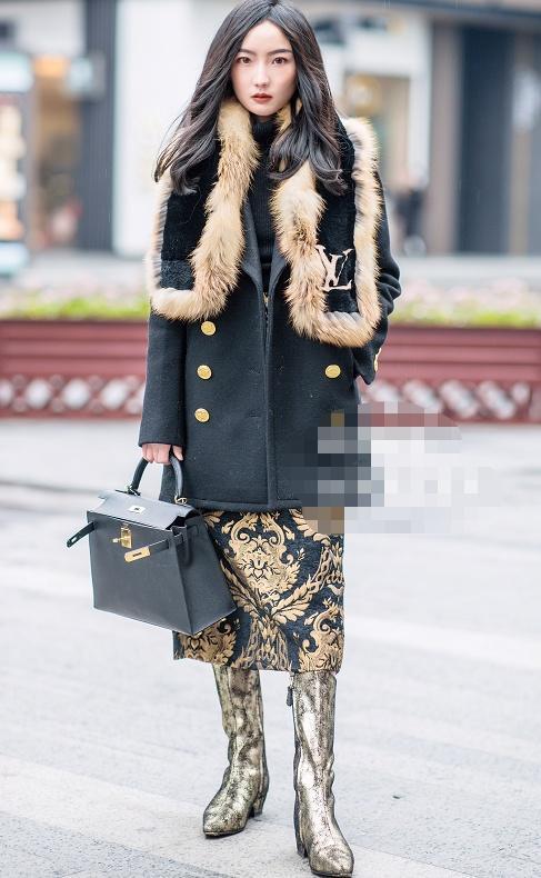 街拍：图三皮衣搭短裤，脚踩高跟鞋，一双白腿惹人眼，风情满满