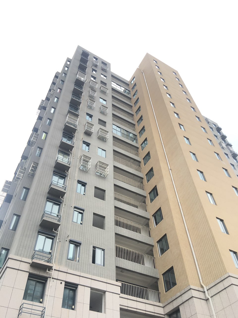 受够连廊房带来的痛苦，一家人坚持选楼梯房，入住后感觉真舒适