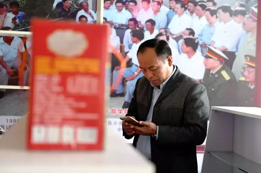 放弃百万年薪,回村领1000元工资,他说:我接过了父亲的接力棒