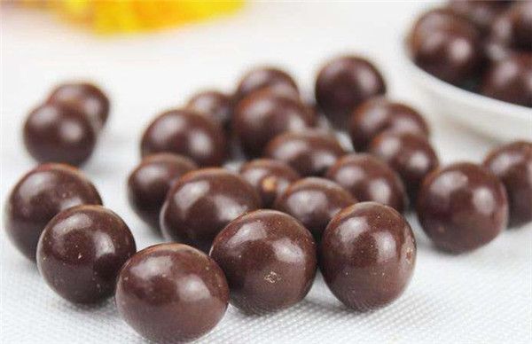 买巧克力先看包装袋，袋子上有这行字的，吃起来健康又放心