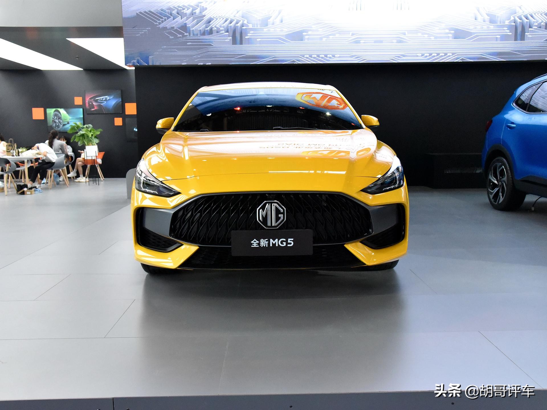 年轻人的第一台车,运动范家用车,买完菜能下个赛道,实拍名爵5