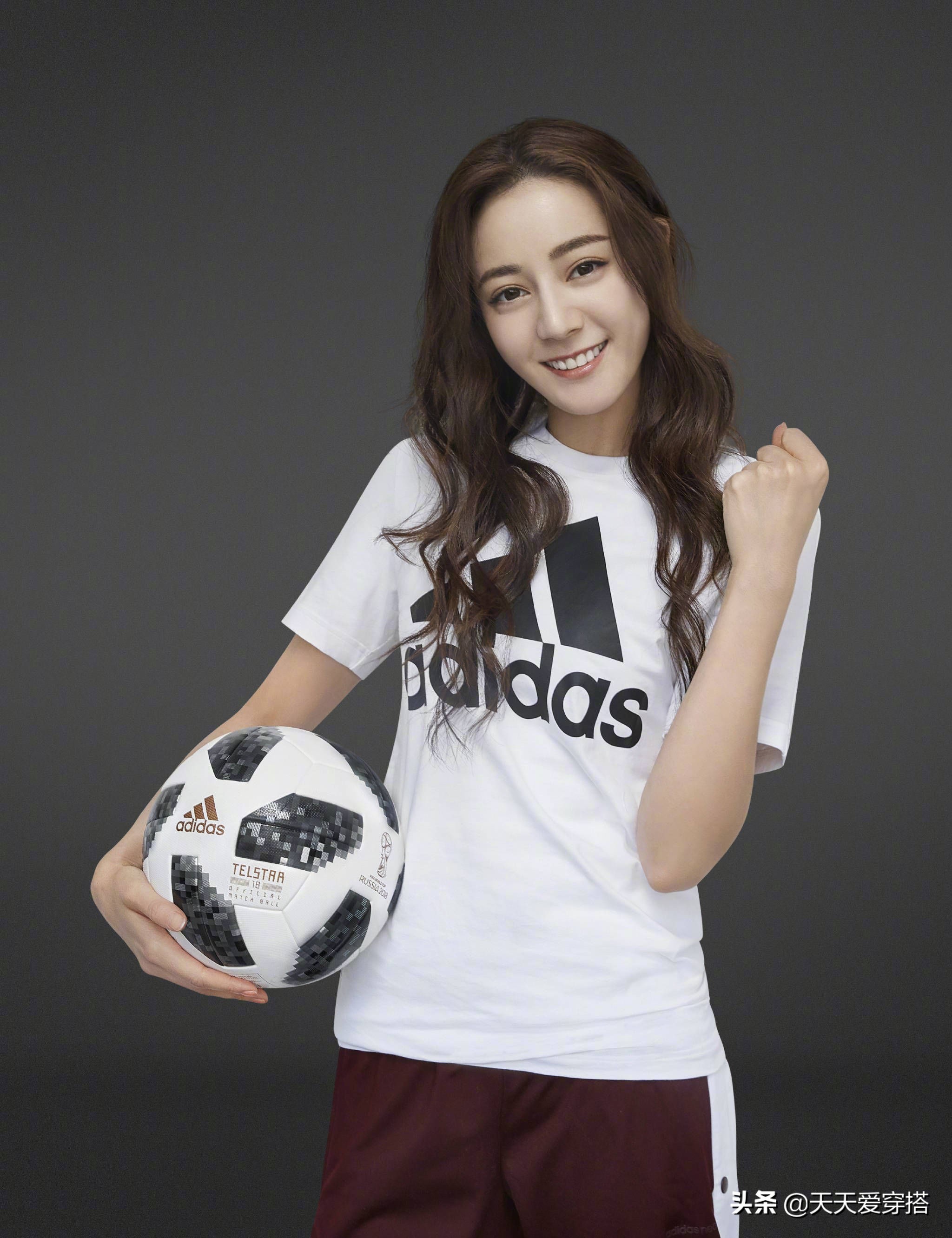 关晓彤,鞠婧祎,杨幂等大女星足球宝贝造型,你觉得谁最美?