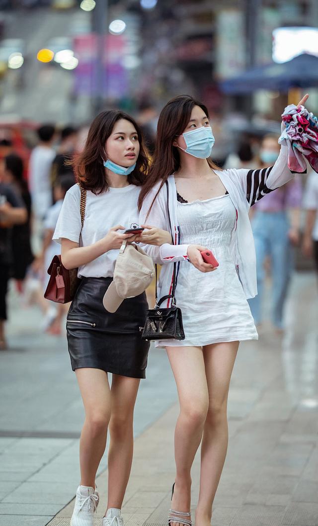 和闺蜜逛街,你会选择和闺蜜穿一样的服饰,还是要穿出自己的风格