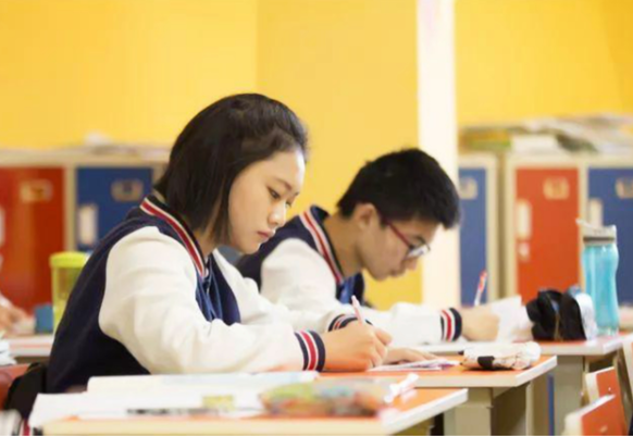 “民办”和“公办”教学不同，学生差距逐渐增大，从这点有所体现