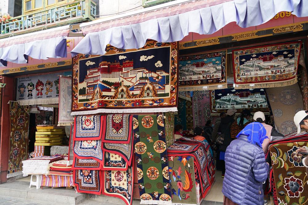 八廓街边的小小店铺，展现着藏文化的生机与活力