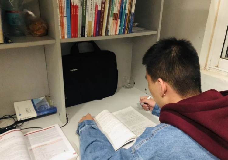 同为大学生，毕业时前途完全不同，辅导员：差距早在入校时已拉开