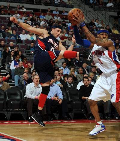 布鲁斯鲍文和卡尔马龙一样也是一个防守悍将,而且脏动作同样多,只不过