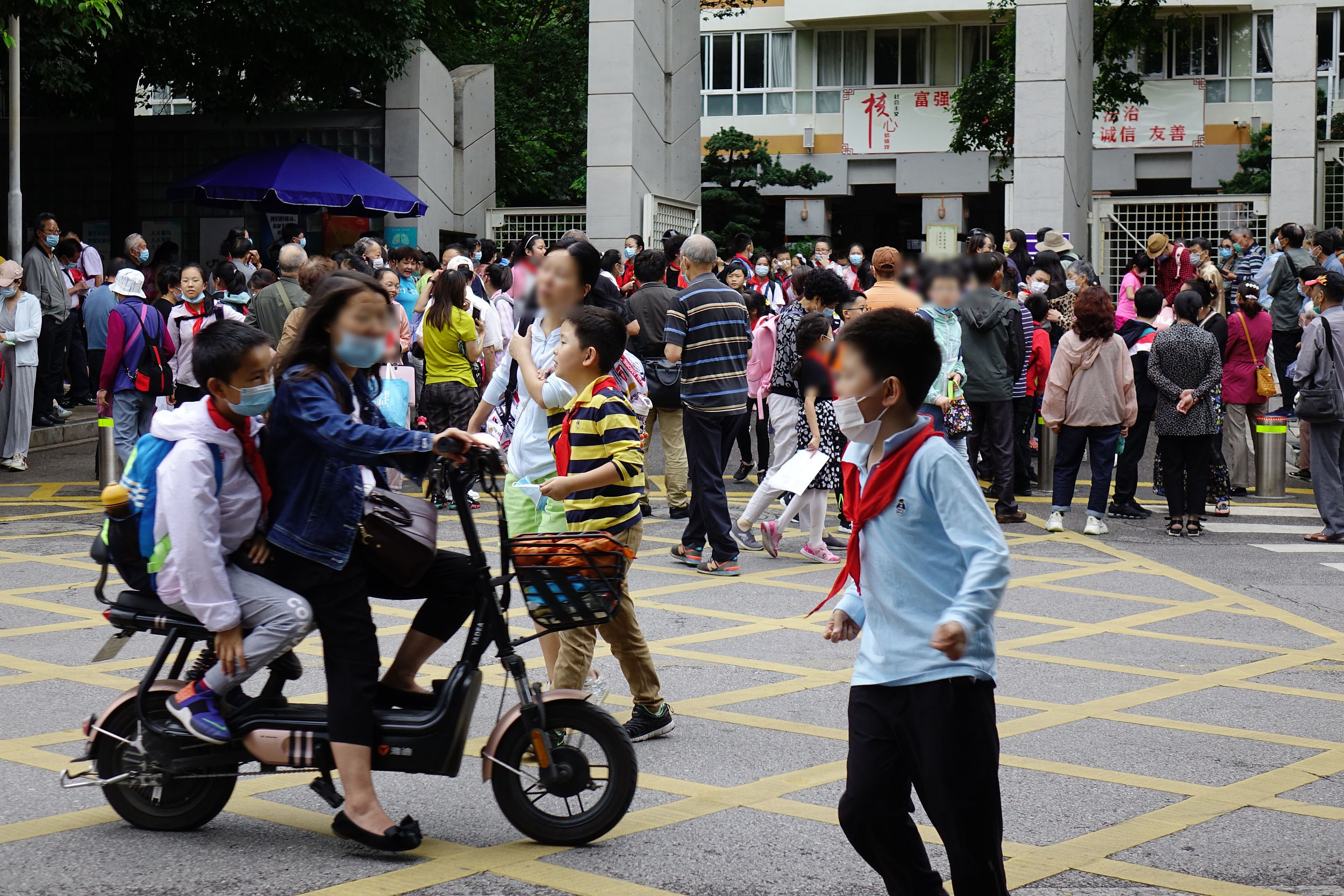 探访北京海淀万柳学区房，一水之隔，单价差10万