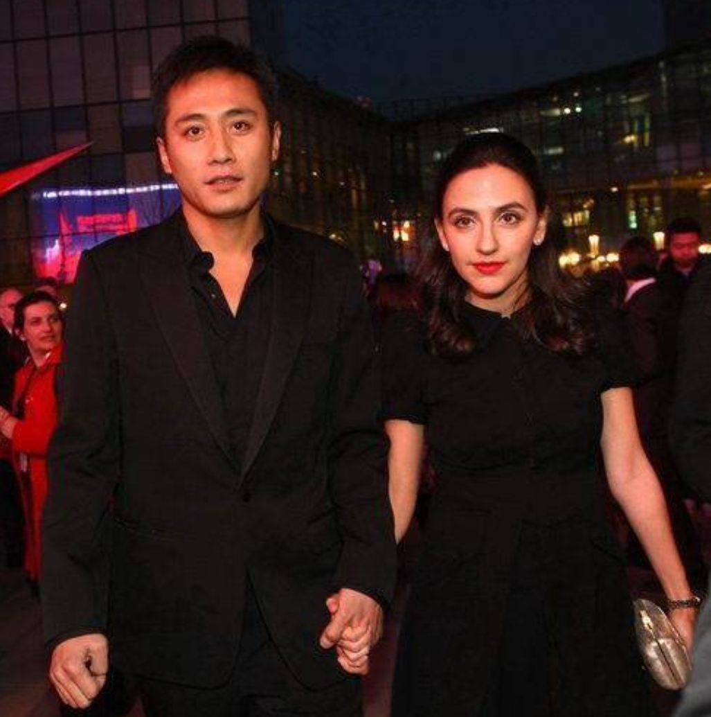 刘烨早期旧照认不出！长发穿旗袍显好身材，网友直呼风格太吓人