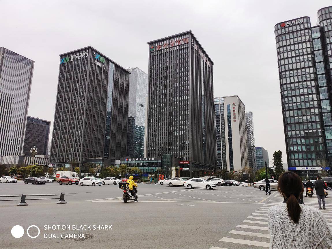 这可能是看电影最爽的手机。是鲨鱼游戏的手机2深度的体验。