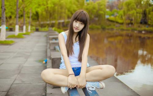 我们大学里的真人真事，晚上豪车接走女大学生，为金钱迷失自我