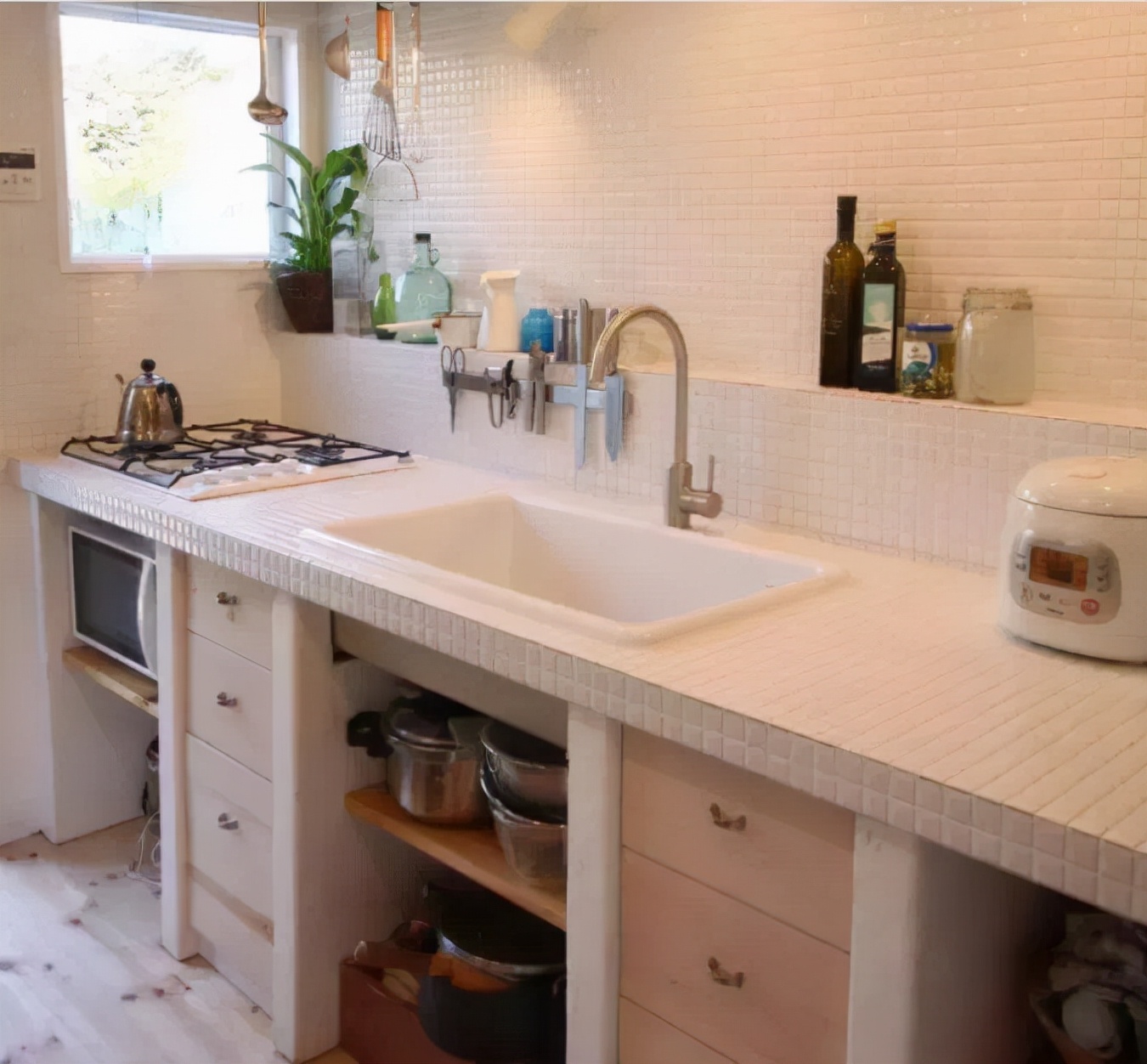 装修时，请师傅用瓷砖水泥砌橱柜，不仅结实漂亮，还一下省了5千