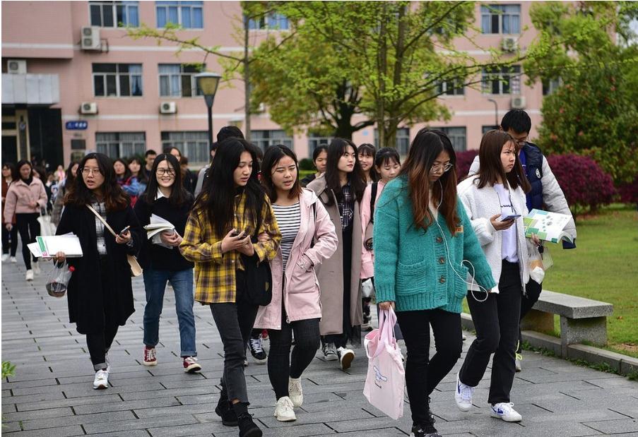 八成大学生认为自己“社恐”，不戴眼镜就不用打招呼，00后共情了