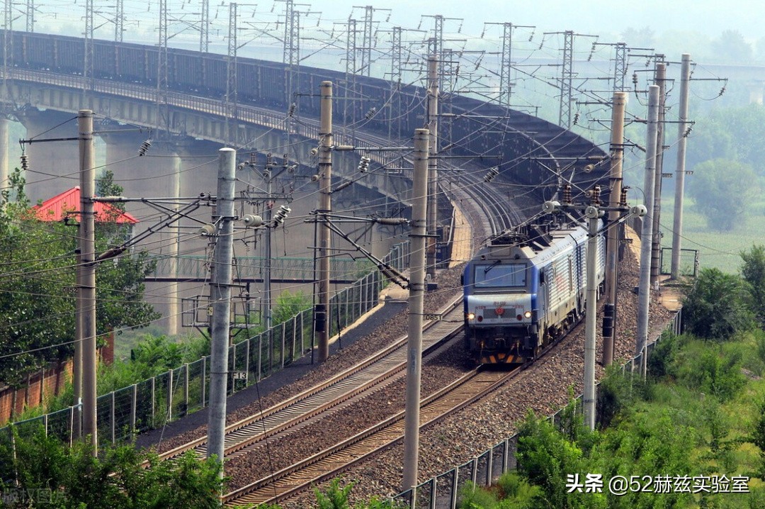 长度2.6公里载重2万吨，国产万吨运煤重载列车，这就是中国速度