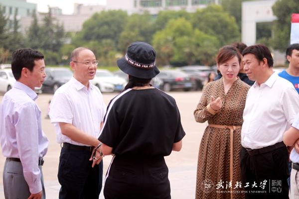 跳水救人、帮助自闭儿童！6个暖心故事带你