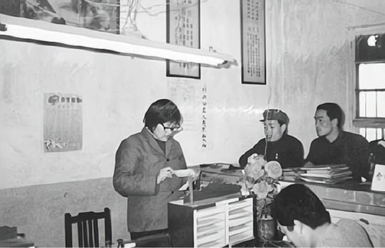 1977年，一信用社女会计被情夫举报，接着被判枪决，她犯了何罪？