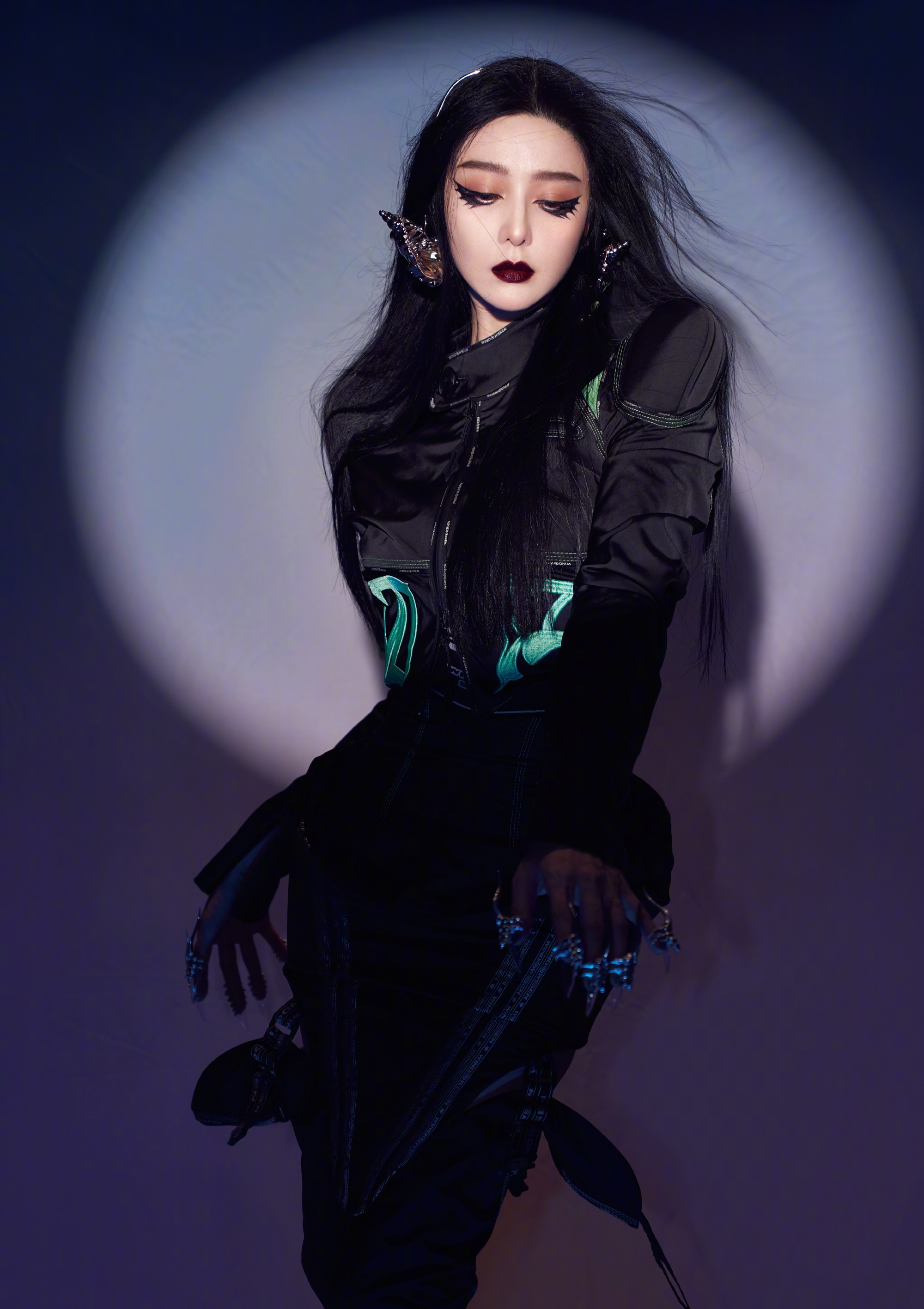 女星万圣节造型惊艳！毛晓彤魔女张嘉倪天使，赵雅芝化身霸气女王