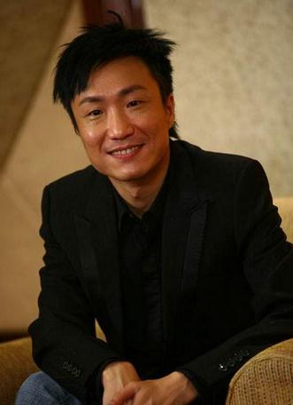 郑中基的下坡情史，38岁官宣婚讯当天离婚，49岁爱上5位港圈神颜