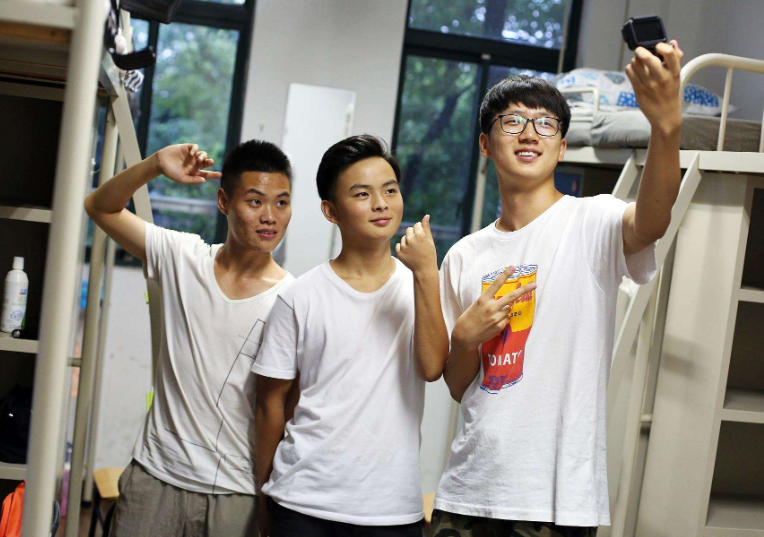 越来越多的大学生校外租房，背后原因很无奈，学姐善意直言