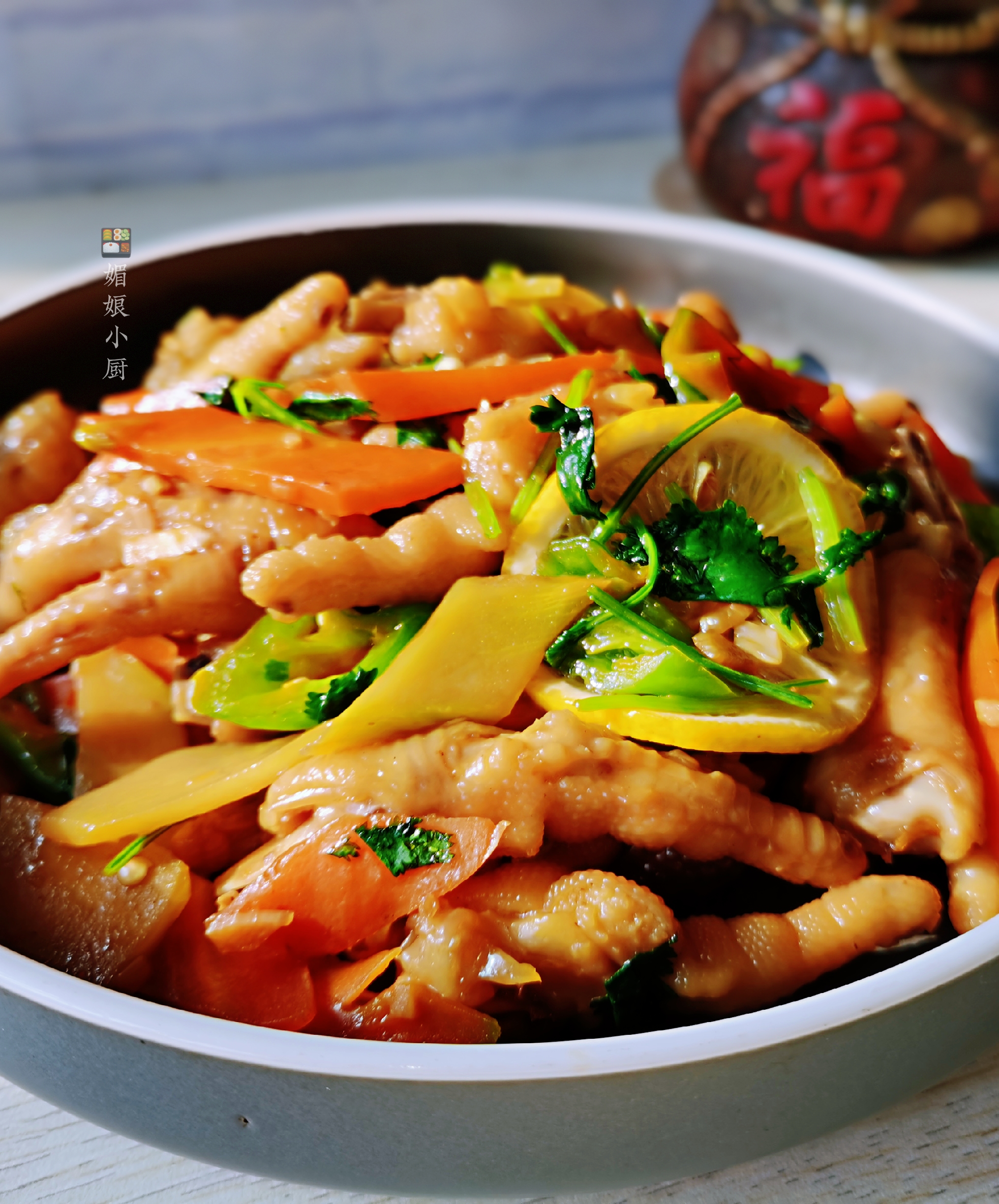 炒鸡爪的做法(手把手教你学会做爆炒鸡爪)