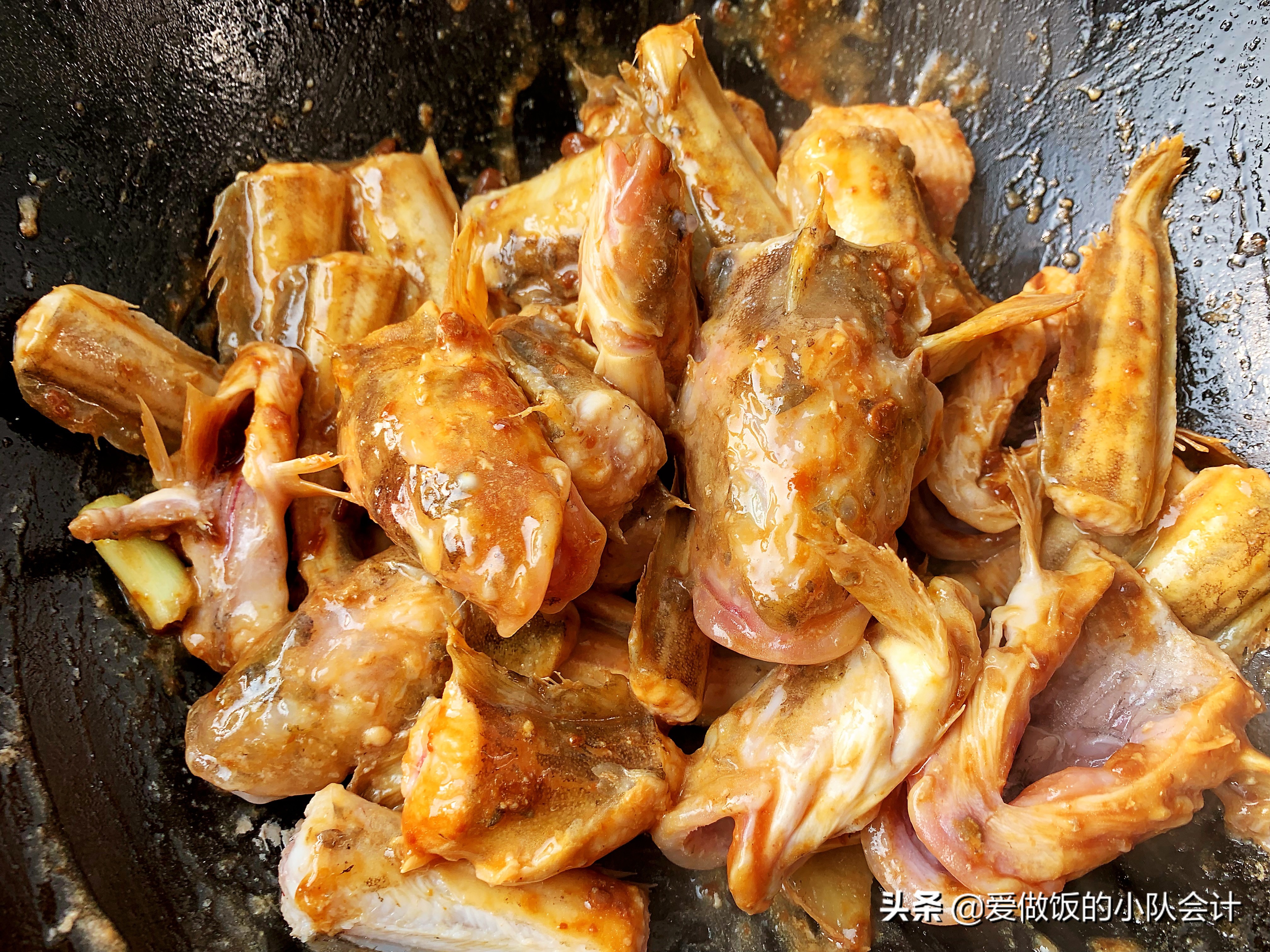 鲇鱼炖豆腐怎么做才好吃？牢记2点，鱼肉鲜嫩不腥，豆腐咸鲜入味
