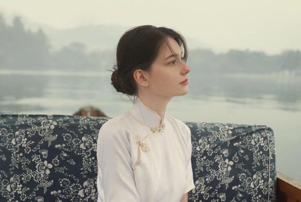 浙江大学混血校花走红，高颜值撞脸安妮海瑟薇，中文名字是亮点