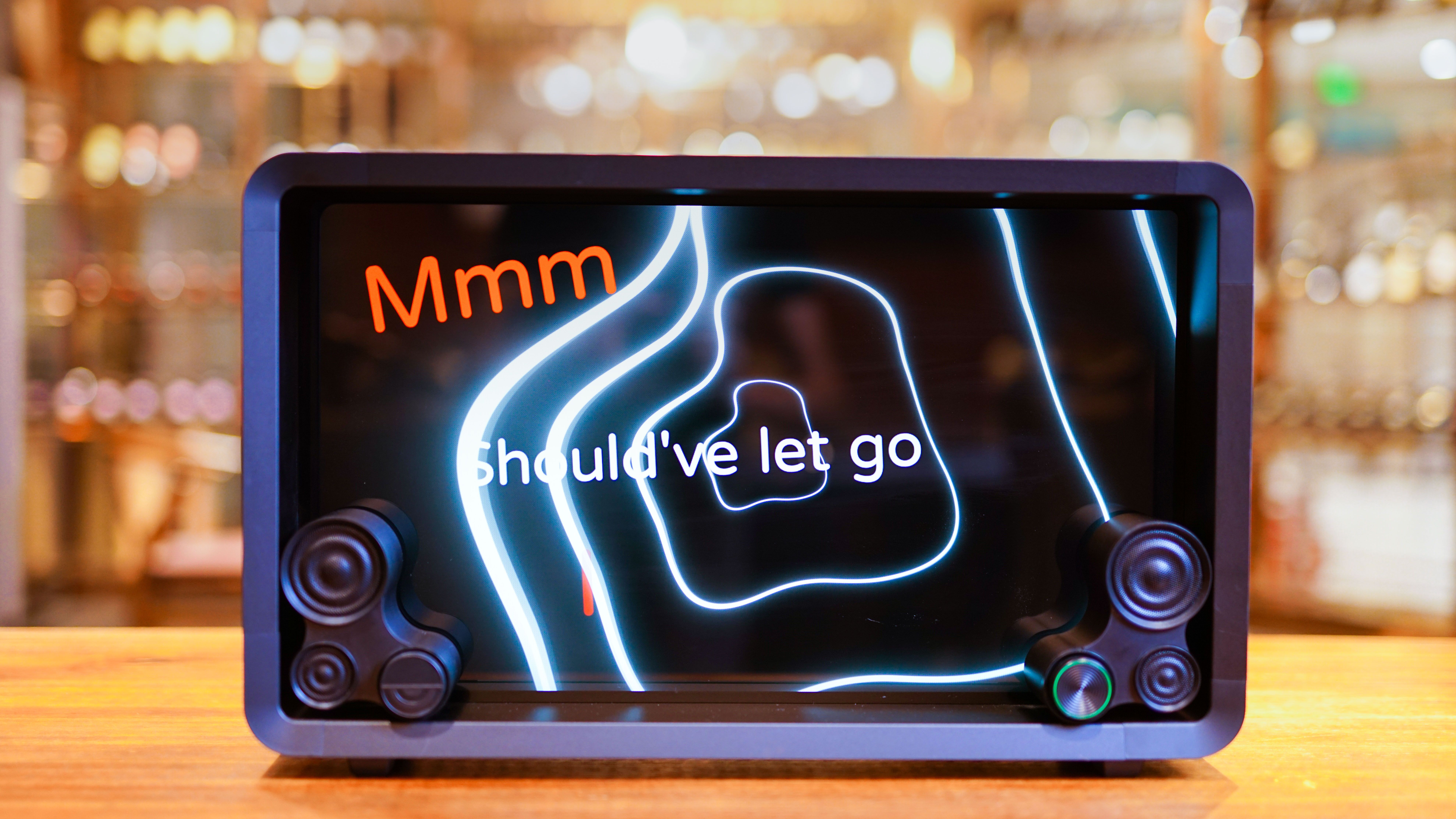 世间最靓神器，Lyiew 悬浮歌词蓝牙音箱，演绎别样的音乐视听盛宴