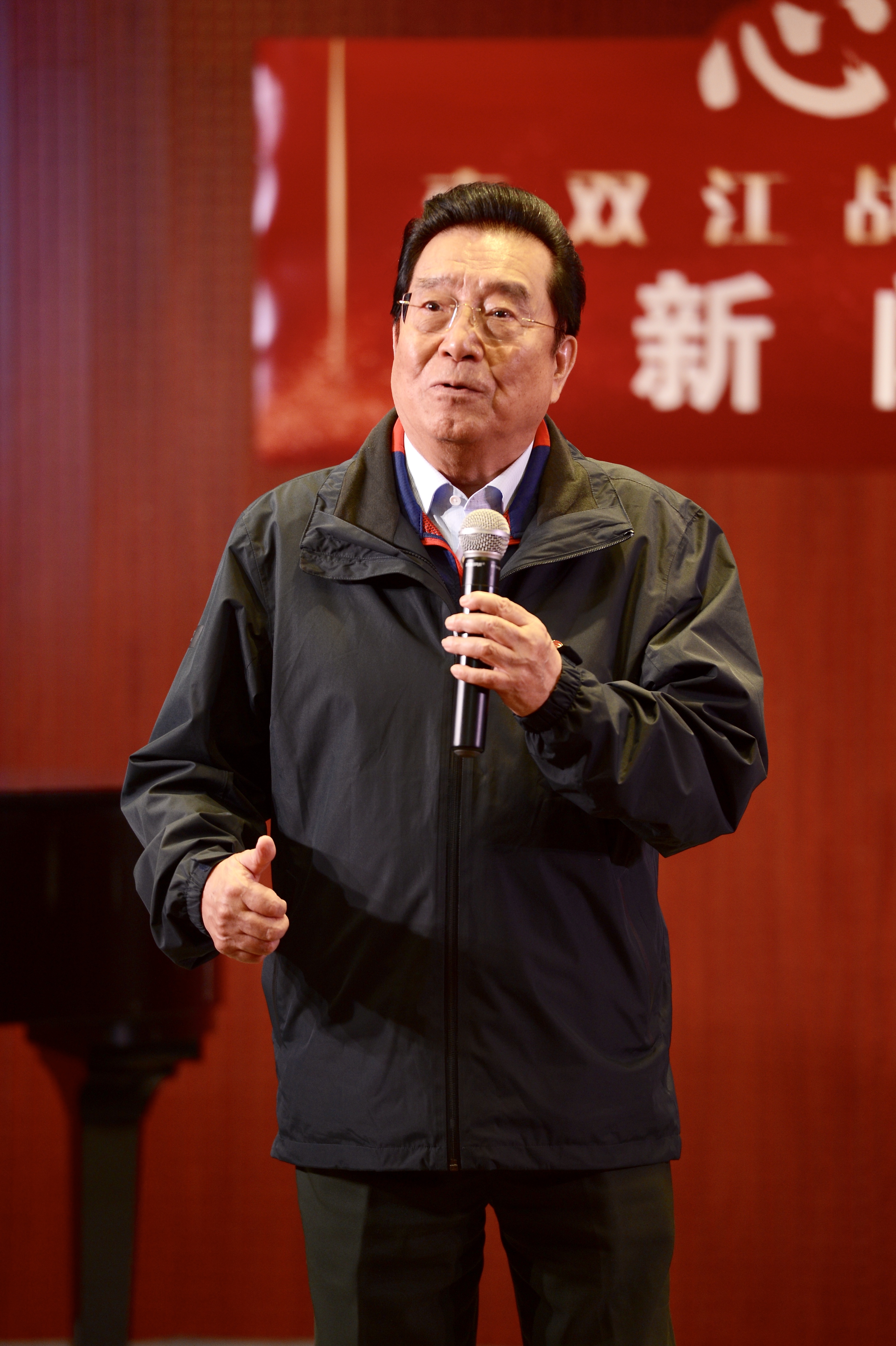 值得同情儿子仍未出狱82岁李双江心酸卖唱场地简陋破旧