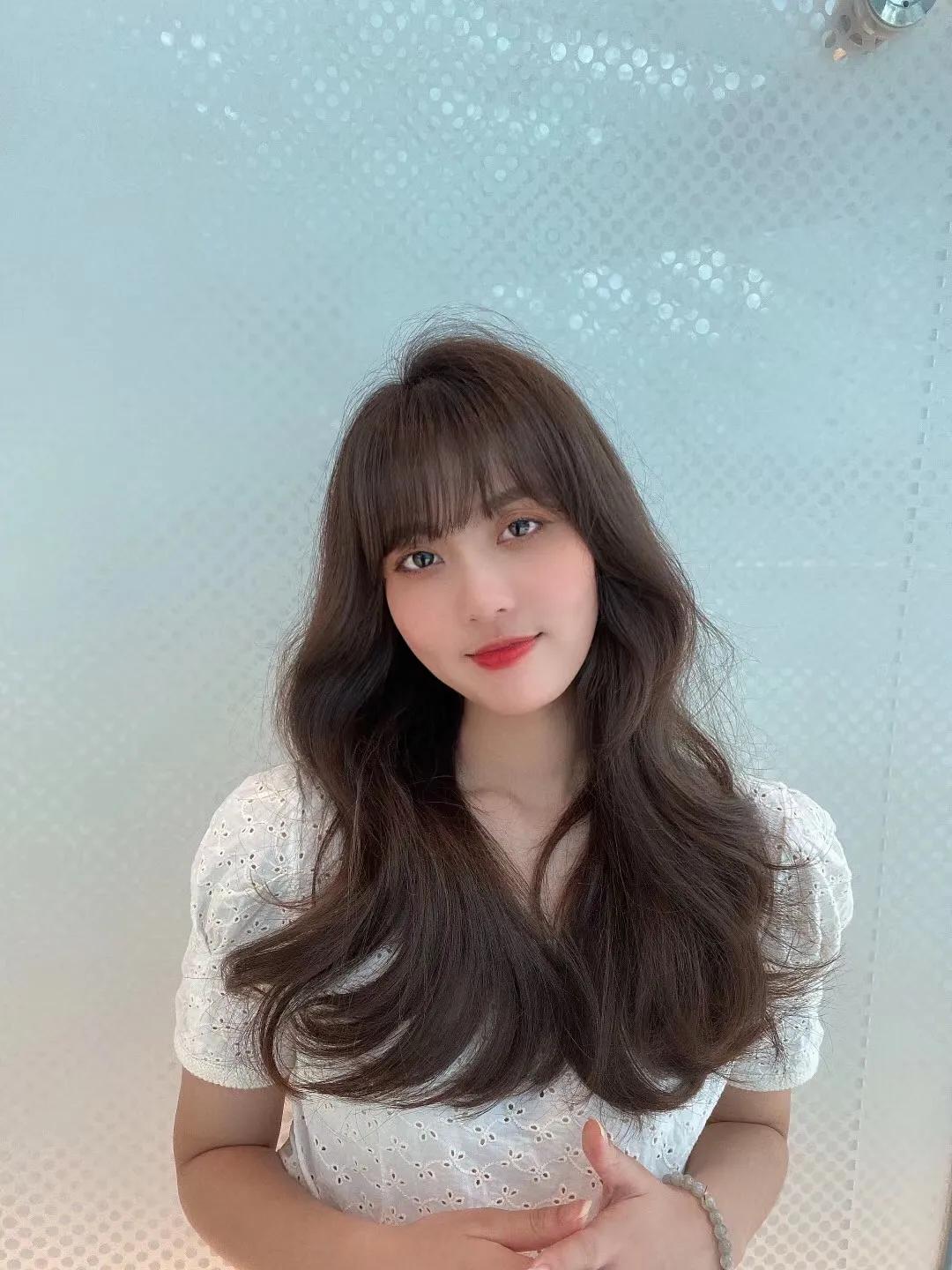 2020秋冬最流行时尚不夸张 发色适合任何小仙女染。