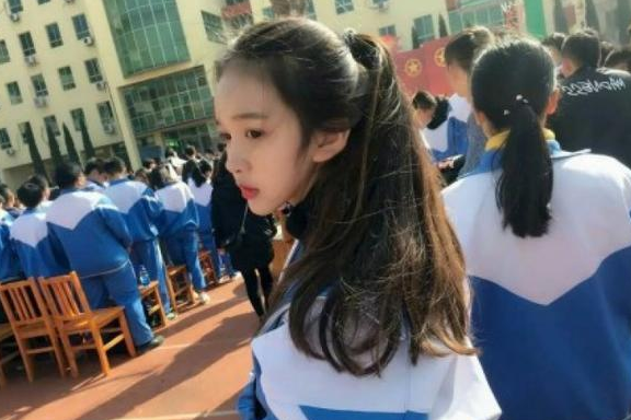 初中到大学班花对比照火了,初中班花胜似水仙,却赶不上大学娇艳
