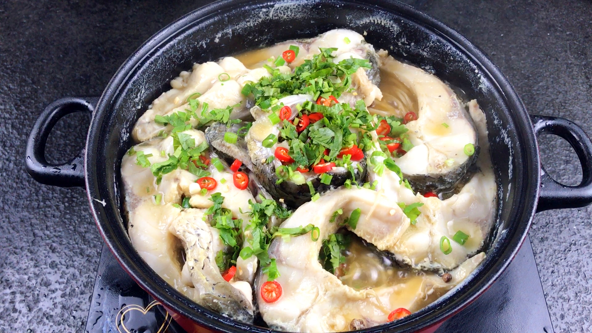 清炖草鱼怎么做滑嫩入味(清炖草鱼的家常做法汤鲜味美)
