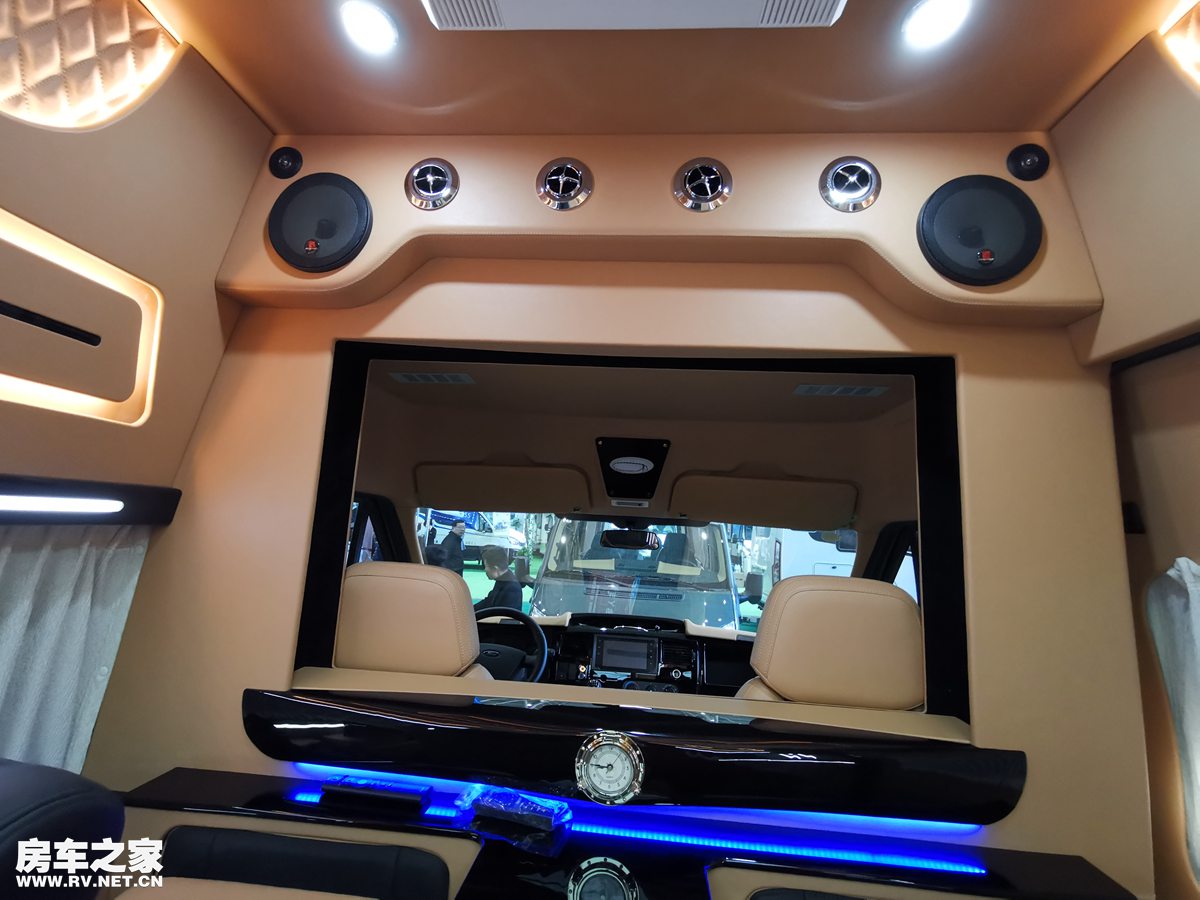 江铃福特逸途商旅车，一款可以睡觉的商务车