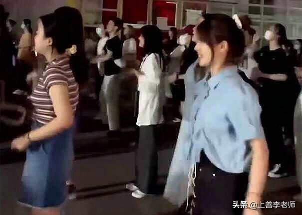 高校女生夜晚在男寝楼下“跳舞”，舞姿卓越，男生：这谁顶得住？