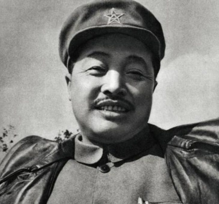 十大元帅朱德排名第一，为何001号元帅命令状没给他，给了贺龙？