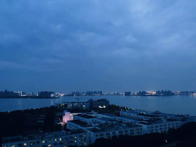 武昌理工学院究竟有多美？一组图告诉你什么才是湖景校园